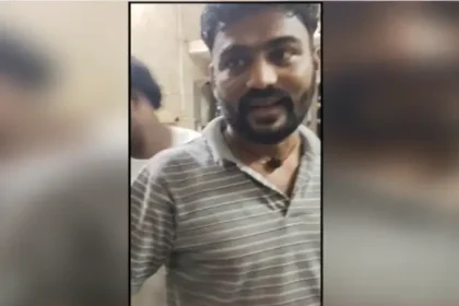அரக்கோணத்தில் டாஸ்மாக் கடை முன் மதுபானம் வாங்க காத்திருக்கும் மக்கள்