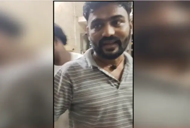 அரக்கோணத்தில் டாஸ்மாக் கடை முன் மதுபானம் வாங்க காத்திருக்கும் மக்கள்