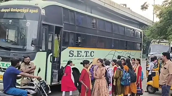 ஓசூர் பேருந்து நிலையத்தில் நிறுத்தப்பட்டுள்ள அரசு பேருந்துகள்