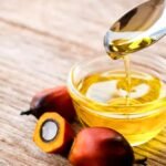 நொறுக்குத் தீனிகள் மற்றும் பாமாயில் பாட்டில்