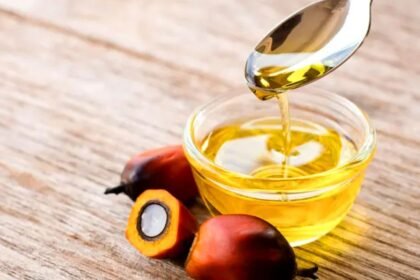 நொறுக்குத் தீனிகள் மற்றும் பாமாயில் பாட்டில்