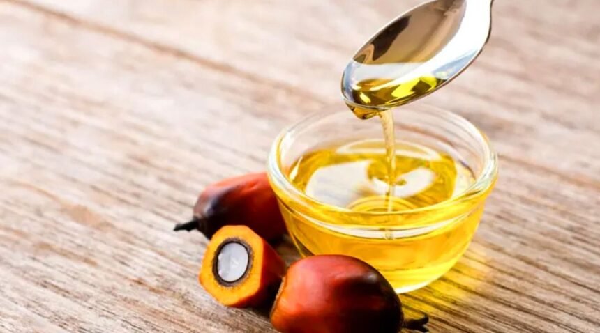 நொறுக்குத் தீனிகள் மற்றும் பாமாயில் பாட்டில்