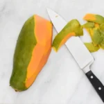 பப்பாளிக்காயிலிருந்து பால் எடுக்கும் காட்சி
