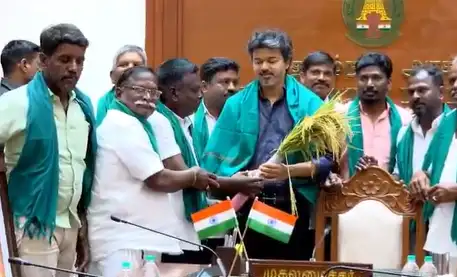 முதலமைச்சர் ஜோசப் விஜய் பரந்தூர் விவசாயிகளிடம் நன்றி பெறும் காட்சி