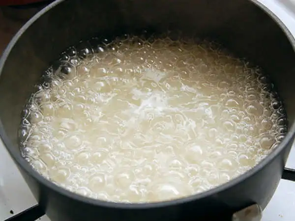 பழைய சோறு மற்றும் சின்ன வெங்காயம்