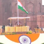 டெல்லி செங்கோட்டையில் தேசியக்கொடி ஏற்றும் பிரதமர் நரேந்திர மோடி