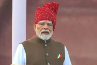 பிரதமர் நரேந்திர மோடி டெல்லி செங்கோட்டையில் தேசியக் கொடியை ஏற்றி வைக்கிறார்
