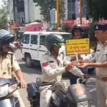 இரு சக்கர வாகனத்தில் ஹெல்மெட் அணிந்து செல்லும் போலீஸ் அதிகாரி
