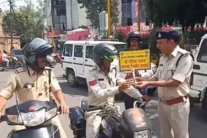 இரு சக்கர வாகனத்தில் ஹெல்மெட் அணிந்து செல்லும் போலீஸ் அதிகாரி