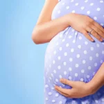 கர்ப்பிணிப் பெண்ணுக்கு மாதுளைப் பழத்தை வழங்கும் ஒருவர்