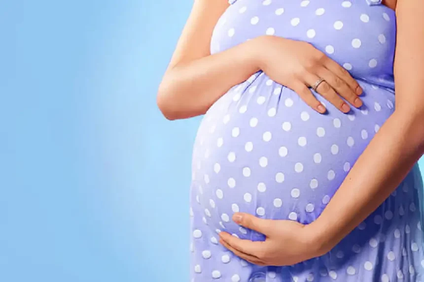 கர்ப்பிணிப் பெண்ணுக்கு மாதுளைப் பழத்தை வழங்கும் ஒருவர்