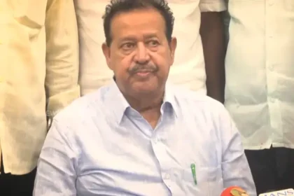 முன்னாள் அமைச்சர் பொன்முடி செய்தியாளர்களிடம் பேசுகிறார்