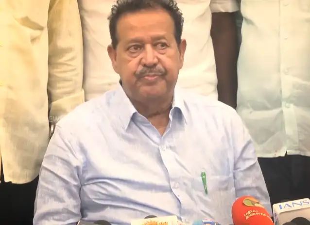 முன்னாள் அமைச்சர் பொன்முடி செய்தியாளர்களிடம் பேசுகிறார்