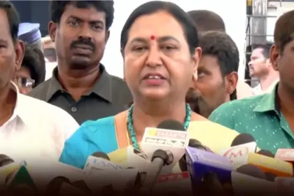 தேமுதிக பொதுச் செயலாளர் பிரேமலதா விஜயகாந்த் செய்தியாளர்களிடம் பேசுகிறார்