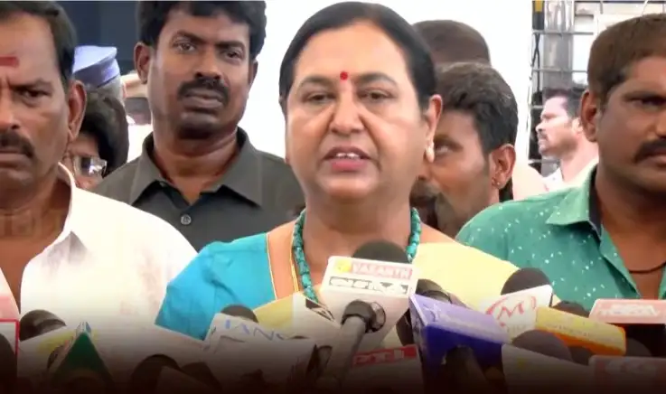 தேமுதிக பொதுச் செயலாளர் பிரேமலதா விஜயகாந்த் செய்தியாளர்களிடம் பேசுகிறார்
