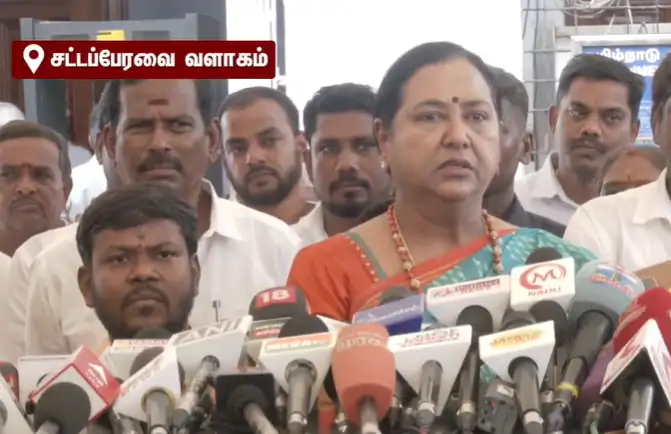 தேமுதிக எம்.எல்.ஏ பிரேமலதா விஜயகாந்த் செய்தியாளர்களை சந்திக்கும் காட்சி