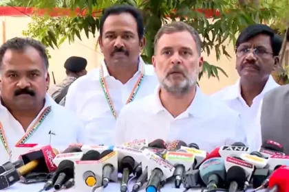 ராகுல் காந்தி செய்தியாளர்களிடம் பேசுகிறார்