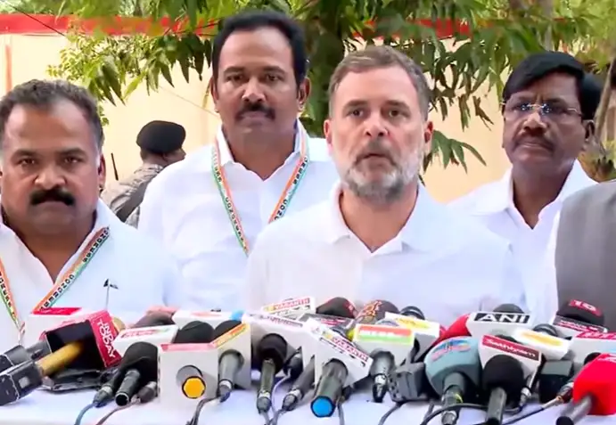 ராகுல் காந்தி செய்தியாளர்களிடம் பேசுகிறார்