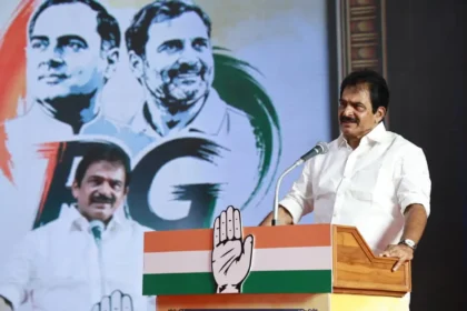 அகில இந்திய காங்கிரஸ் பொதுச்செயலர் கே.சி.வேணுகோபால் செய்தியாளர்களிடம் பேசுகிறார்