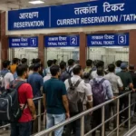 ரயில் நிலைய முன்பதிவு கவுண்டரில் டோக்கன் பெறும் பயணிகள்