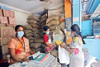 குடும்ப அட்டைதாரர்கள் கைரேகை பதிவு செய்யும் காட்சி