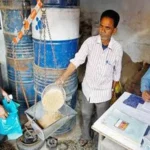நியாயவிலைக் கடையில் பொருட்கள் வாங்கும் மக்கள்