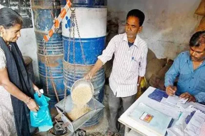 நியாயவிலைக் கடையில் பொருட்கள் வாங்கும் மக்கள்