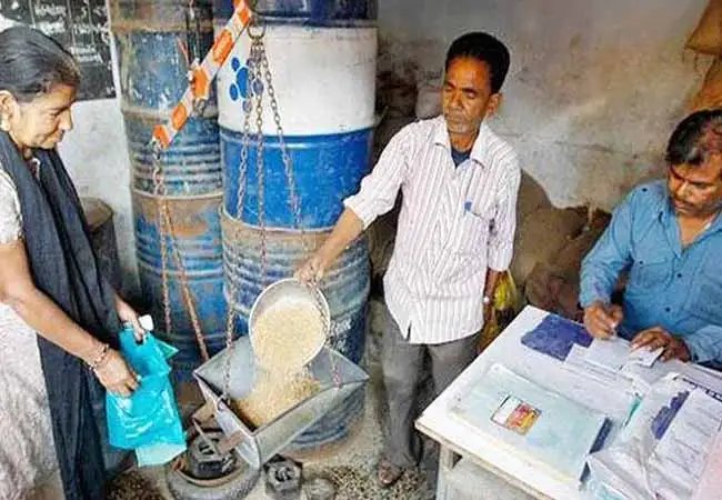 நியாயவிலைக் கடையில் பொருட்கள் வாங்கும் மக்கள்