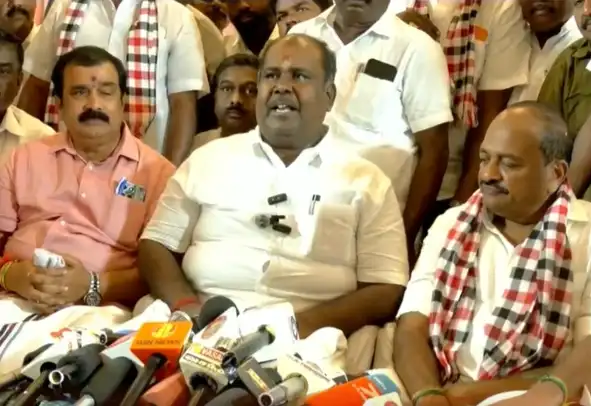 அதிமுக முன்னாள் அமைச்சர் ஆர்.பி.உதயகுமார் செய்தியாளர்களை சந்திக்கும் காட்சி