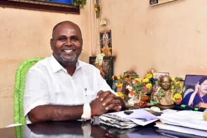அதிமுக அம்மா பேரவை செயலாளர் ஆர்.பி.உதயகுமார் செய்தியாளர் சந்திப்பில் பேசுகிறார்