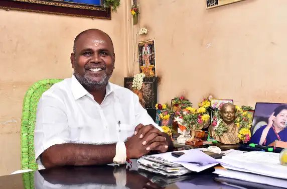 அதிமுக அம்மா பேரவை செயலாளர் ஆர்.பி.உதயகுமார் செய்தியாளர் சந்திப்பில் பேசுகிறார்