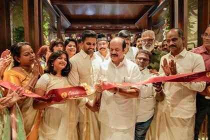 ரீகல் ஜுவல்லர்ஸ் ஷோரூம் திறப்பு விழாவில் சட்டப்பேரவைத் தலைவர் திரு. ஜே.சி.டி. பிரபாகர் மற்றும் சட்டமன்ற உறுப்பினர் திரு. வி.எம்.எஸ். முஸ்தபா
