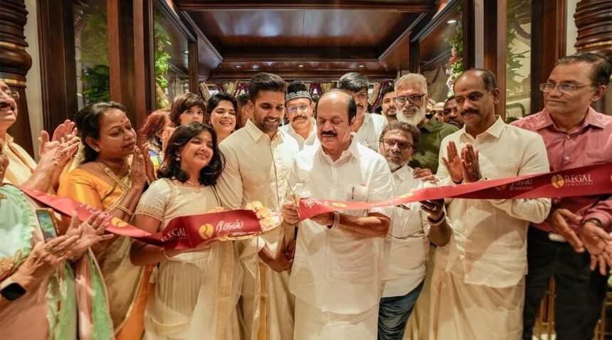 ரீகல் ஜுவல்லர்ஸ் ஷோரூம் திறப்பு விழாவில் சட்டப்பேரவைத் தலைவர் திரு. ஜே.சி.டி. பிரபாகர் மற்றும் சட்டமன்ற உறுப்பினர் திரு. வி.எம்.எஸ். முஸ்தபா