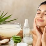 சாதம் வடித்த நீரை முகத்தில் தடவும் பெண்