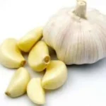 வறுத்த பூண்டுடன் ஒரு கிண்ணம்