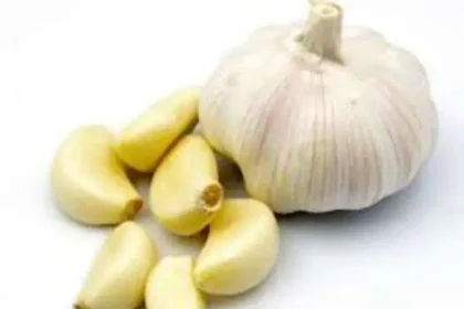 வறுத்த பூண்டுடன் ஒரு கிண்ணம்