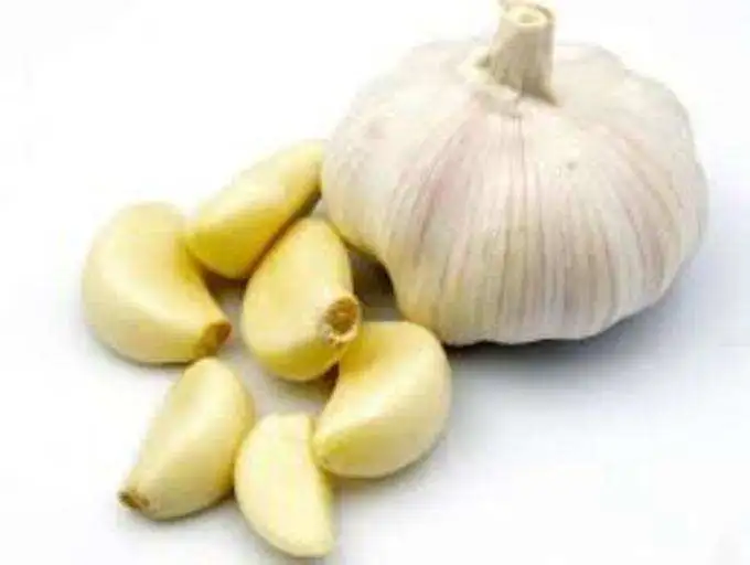 வறுத்த பூண்டுடன் ஒரு கிண்ணம்