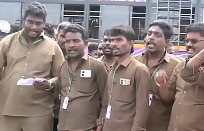 சேலத்தில் போராட்டத்தில் ஈடுபட்டுள்ள தனியார் பஸ் ஓட்டுநர்கள் மற்றும் நடத்துநர்கள்