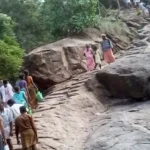சதுரகிரி மலைப் பகுதியில் காட்டுத்தீ பரவியதால், பக்தர்கள் மலையேற தடை விதிக்கப்பட்டுள்ளது