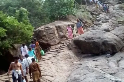 சதுரகிரி மலைப் பகுதியில் காட்டுத்தீ பரவியதால், பக்தர்கள் மலையேற தடை விதிக்கப்பட்டுள்ளது