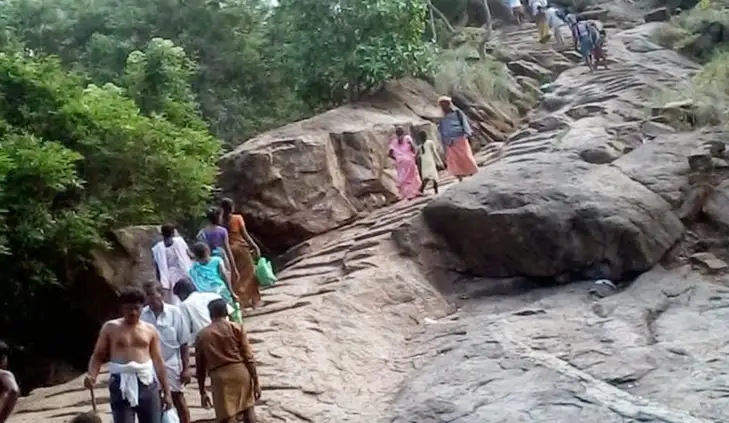 சதுரகிரி மலைப் பகுதியில் காட்டுத்தீ பரவியதால், பக்தர்கள் மலையேற தடை விதிக்கப்பட்டுள்ளது