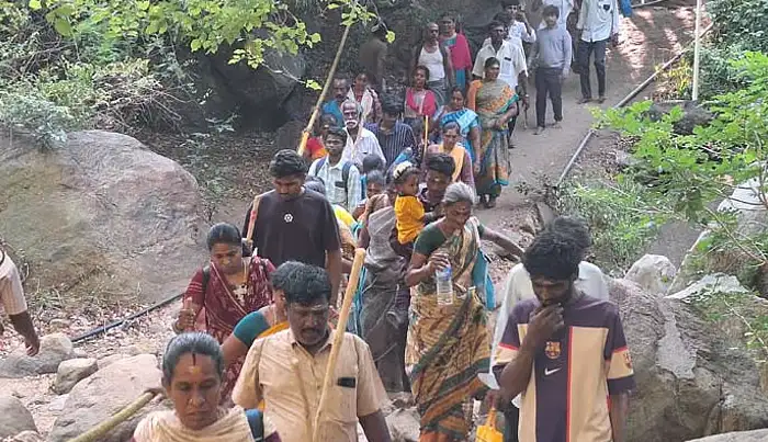 சதுரகிரி மலைப்பகுதியில் காட்டுத்தீ பரவல் காரணமாக பக்தர்களுக்கு தடை விதிக்கப்பட்டுள்ளது.