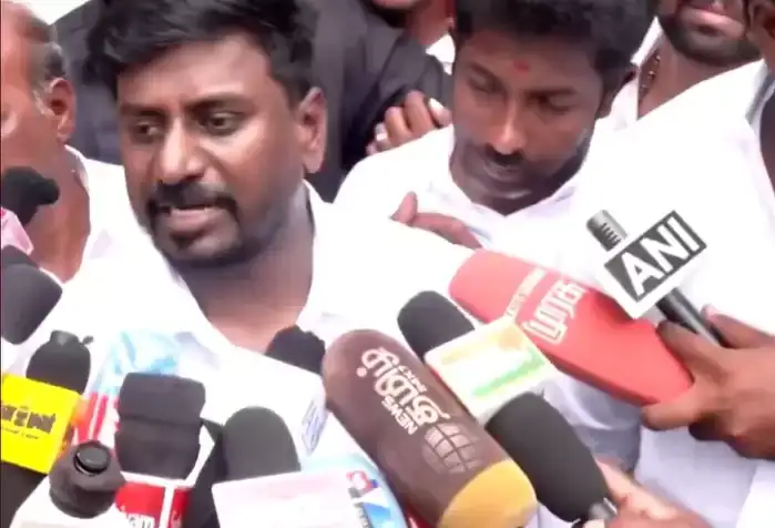 அமைச்சர் ராஜ்மோகன் பள்ளிக்கல்வி நிதி ஒதுக்கீடு குறித்து விளக்கம் அளிக்கிறார்