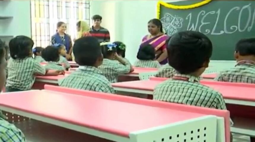 பள்ளிக் கல்வித்துறை அமைச்சர் அல்லது அதிகாரிகள் பள்ளி மேலாண்மைக் குழு உறுப்பினர்கள் தேர்வு குறித்து அறிவிப்பு வெளியிடுதல்
