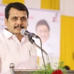 முன்னாள் அமைச்சர் செந்தில் பாலாஜி காவல் நிலையத்தில் கையெழுத்திடும் காட்சி
