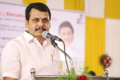 முன்னாள் அமைச்சர் செந்தில் பாலாஜி காவல் நிலையத்தில் கையெழுத்திடும் காட்சி