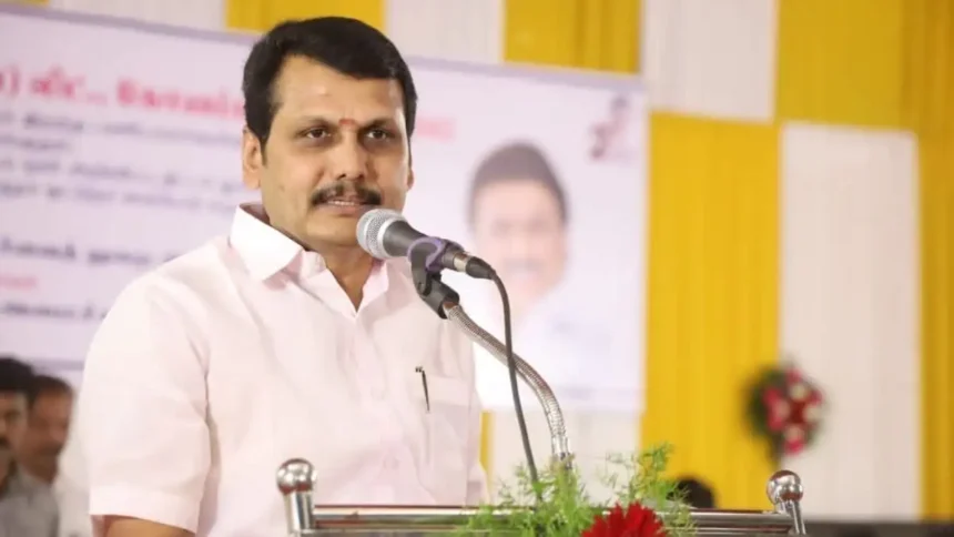 முன்னாள் அமைச்சர் செந்தில் பாலாஜி காவல் நிலையத்தில் கையெழுத்திடும் காட்சி