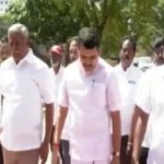 முன்னாள் அமைச்சர் செந்தில்பாலாஜி காவல் நிலையத்தில் கையெழுத்திடும் காட்சி