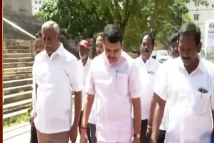முன்னாள் அமைச்சர் செந்தில்பாலாஜி காவல் நிலையத்தில் கையெழுத்திடும் காட்சி