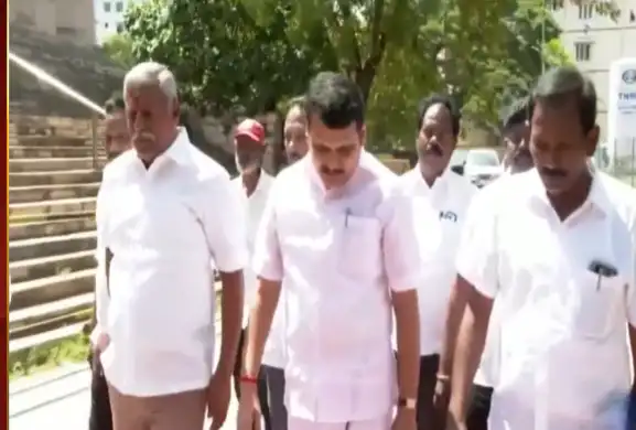 முன்னாள் அமைச்சர் செந்தில்பாலாஜி காவல் நிலையத்தில் கையெழுத்திடும் காட்சி
